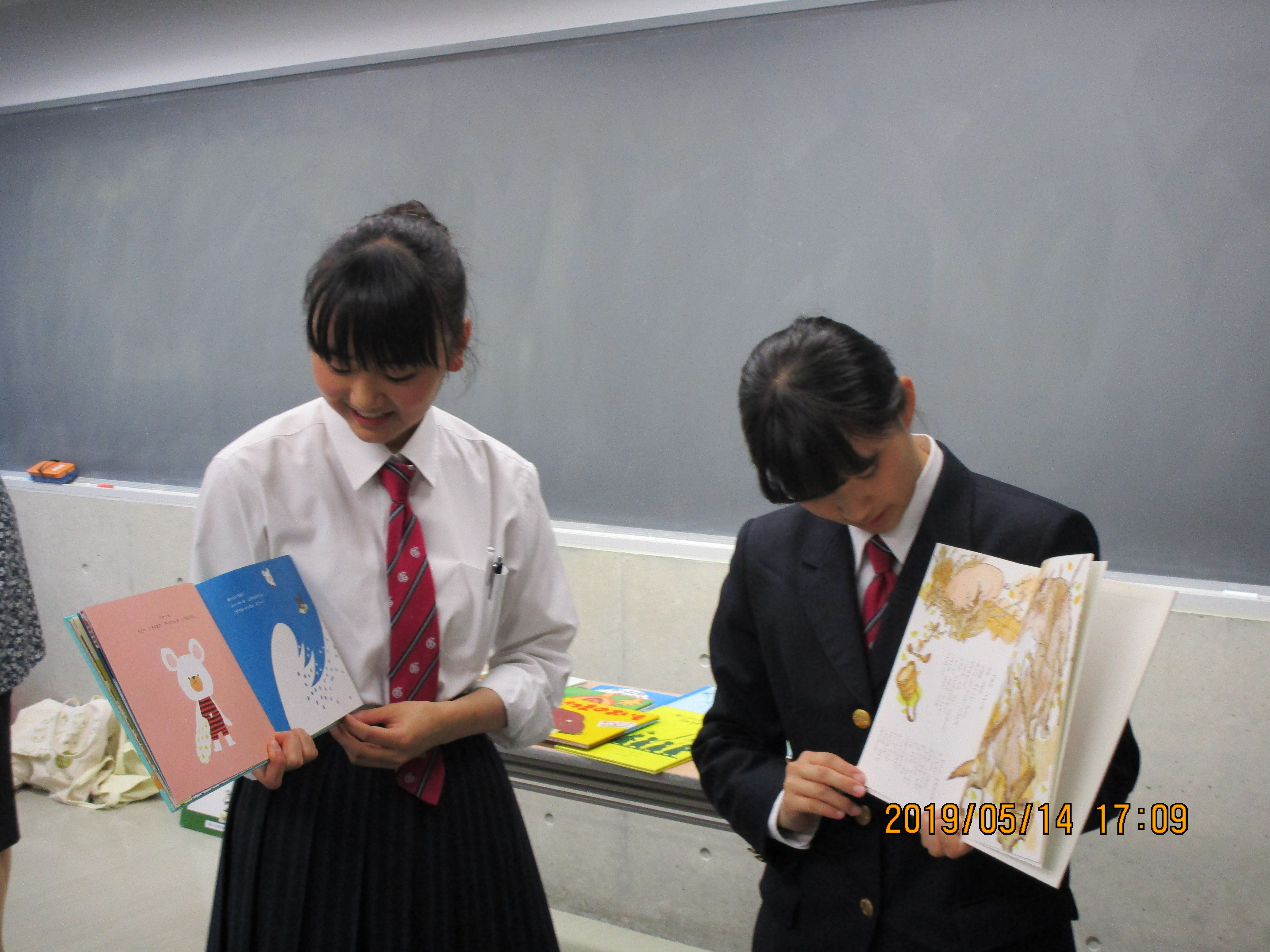 読み聞かせを練習する様子 読み聞かせを練習する様子
