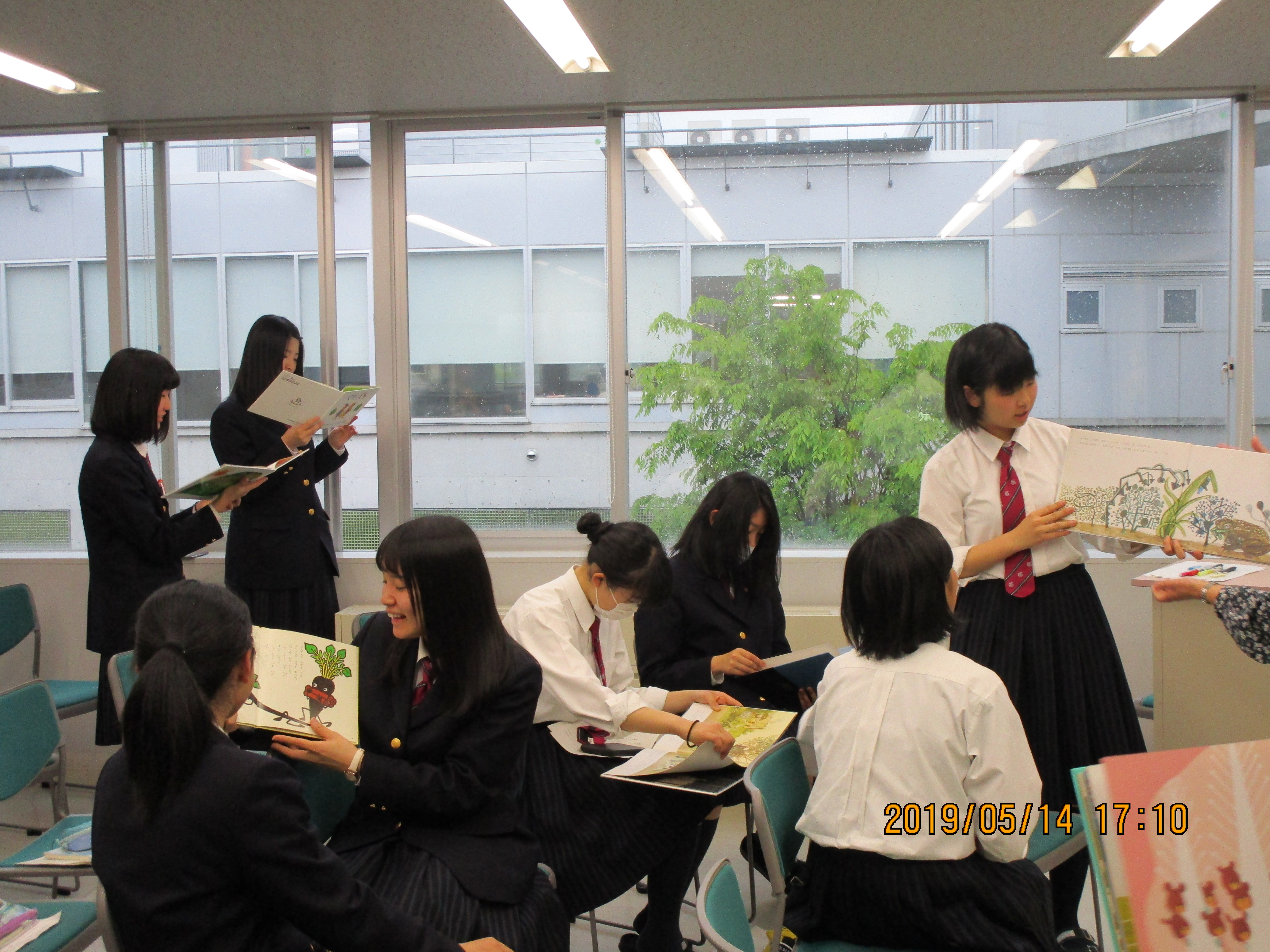 読み聞かせを練習する様子 読み聞かせを練習する様子